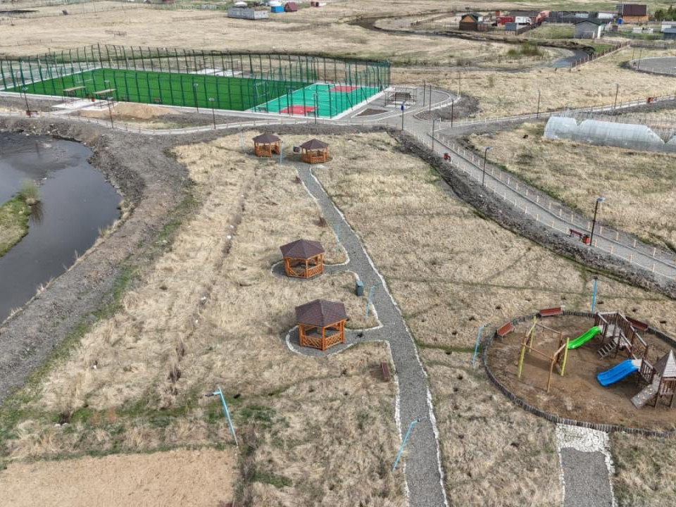 Майхан барьж амрах зориулалтын хэсэг, мах шарах задгай талбай, жижиг цөөрөм, задгай театртай байгууламжийг Сэлбэ голын эрэгт байгуулж байна