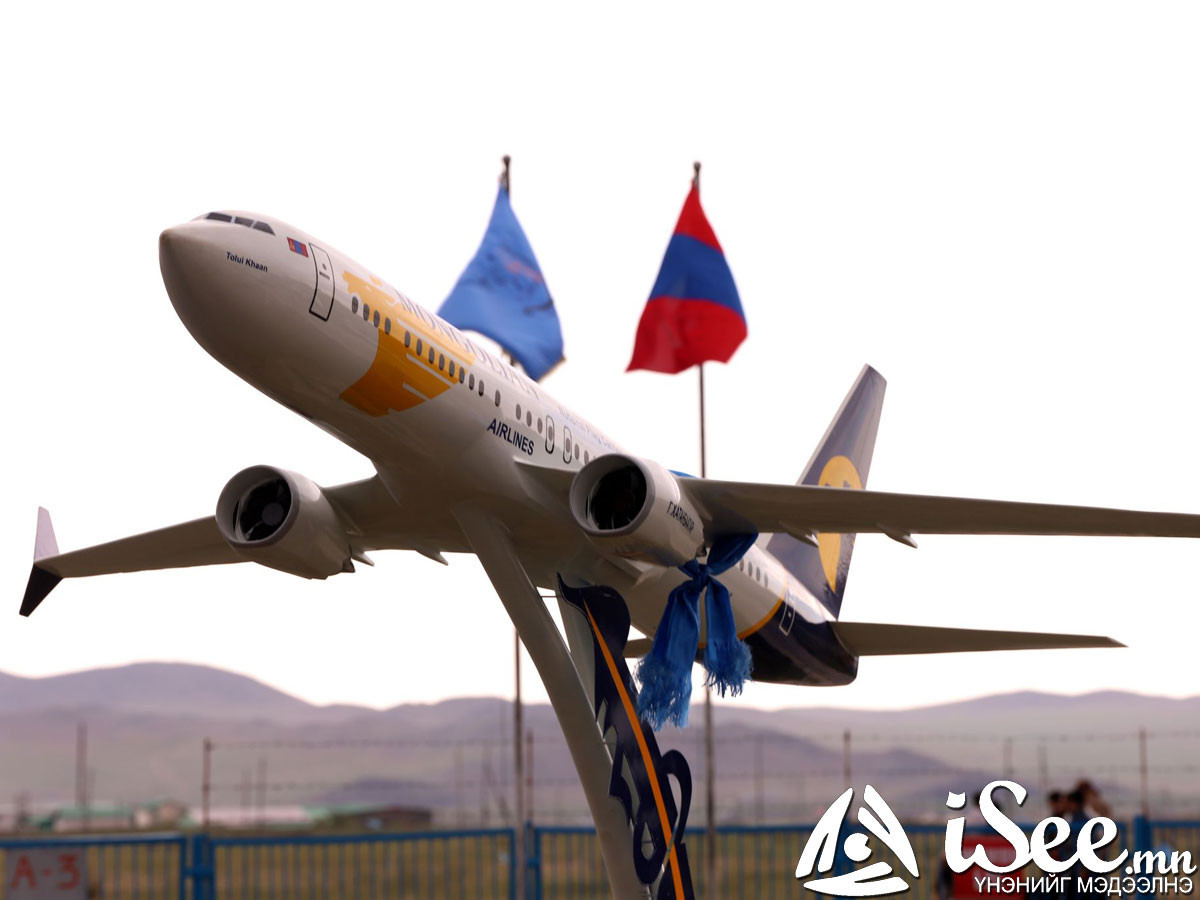 Боинг 737 загварын агаарын хөлгийн макет загварыг талбайдаа байршууллаа