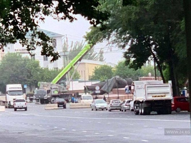 ВИДЕО: Киргизстан улс хамгийн томд тооцогдож байсан 25 метр өндөр Лениний хөшөөг буулгажээ