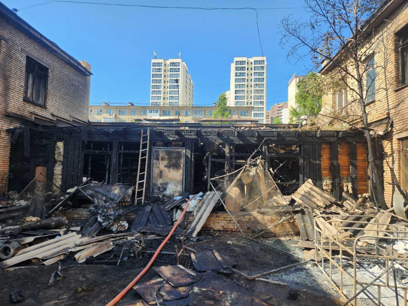 Баянзүрх дүүрэгт барилгын хашаанд бодис шатаж байсныг бүрэн унтраажээ