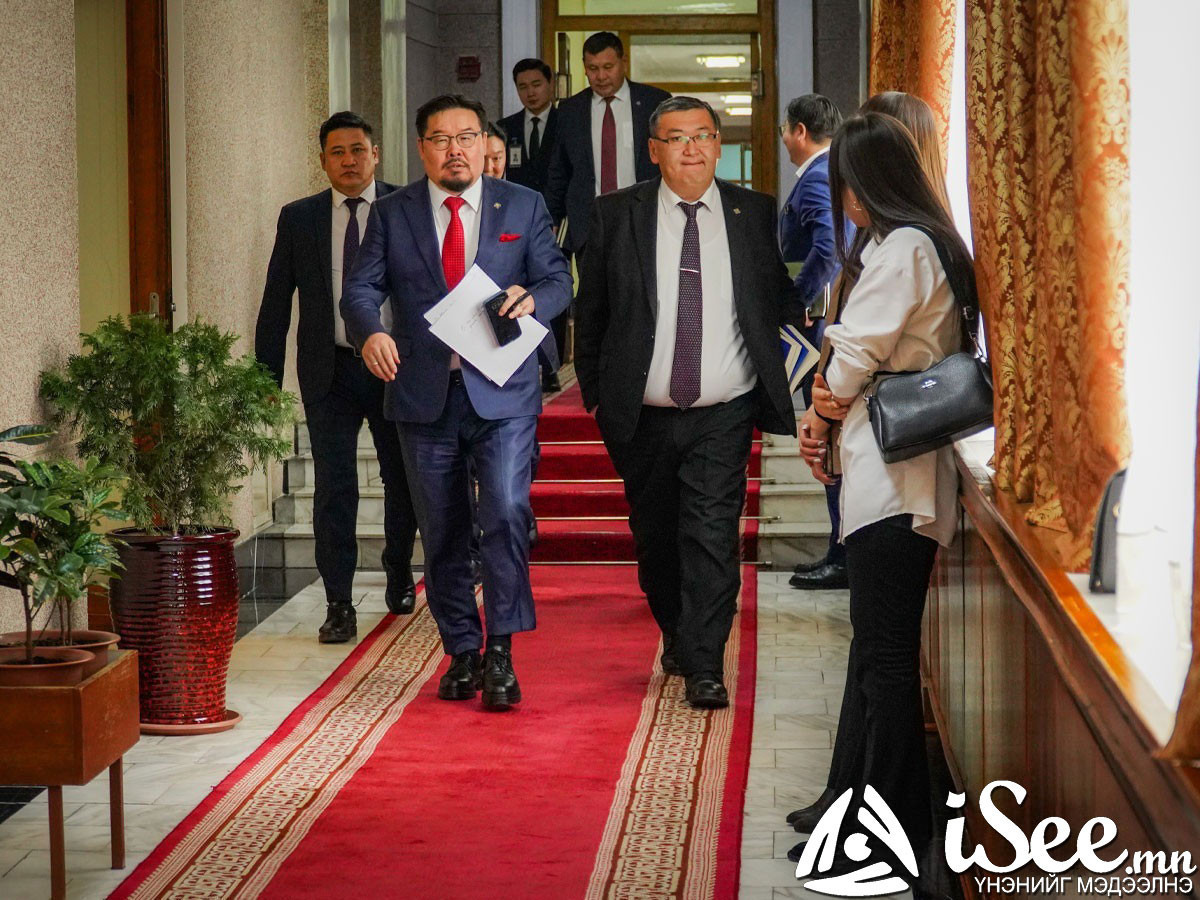 АН-ын бүлгийн хуралд Г.Занданшатар оролцох үеэрээ, "Л.Оюун-Эрдэнийн бодлогыг үргэлжлүүлнэ гэж хэлэхгүй. Төслүүдийг эрэмбэлнэ" гэжээ