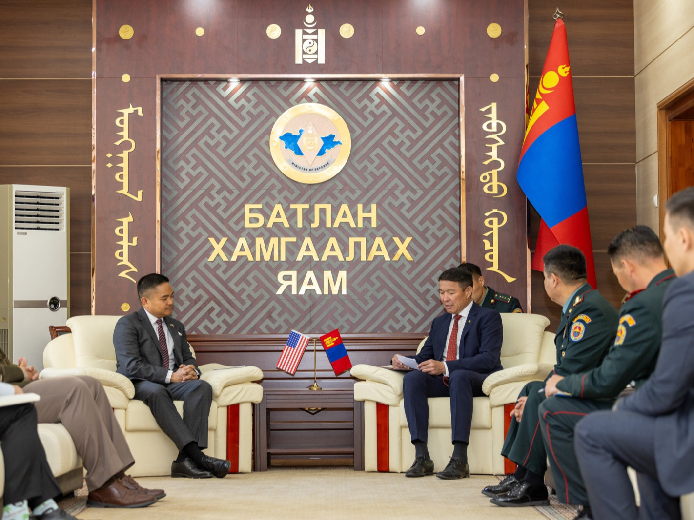  АНУ-аас Монгол Улсад суугаа Онц бөгөөд Бүрэн эрхт Элчин сайд Ричард Буанганг Батлан хамгаалахын сайд Д.Батлут хүлээн авч уулзлаа