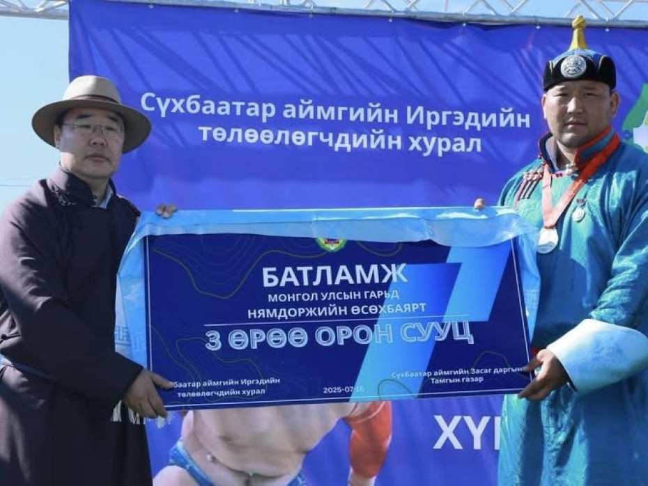ВИДЕО: Улсын гарьд Н.Өсөхбаярт  Сүхбаатарынхан Nissan PatrolY 63, гурван өрөө байрны батламж гардуулжээ