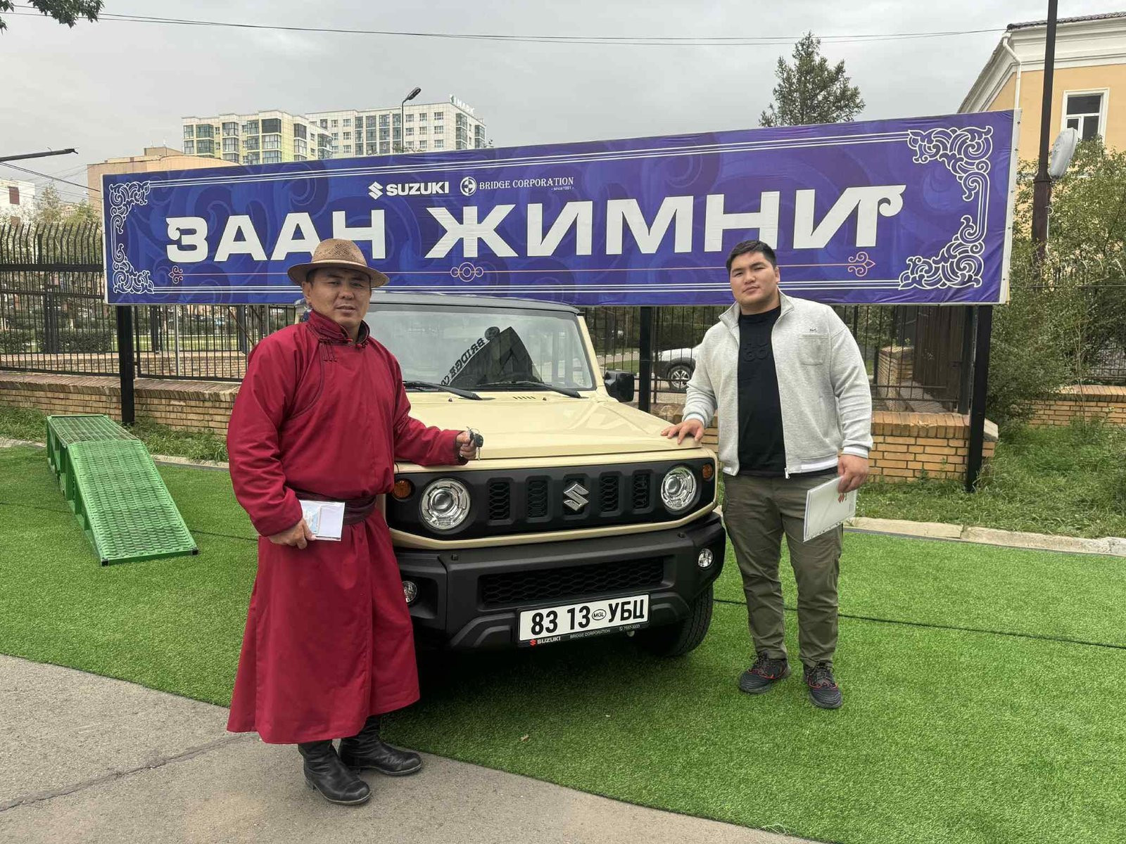 Улсын арслан Э.Батмагнай жимни машинаа өөрийн багш С.Мөнхдуулдахад бэлэглэжээ