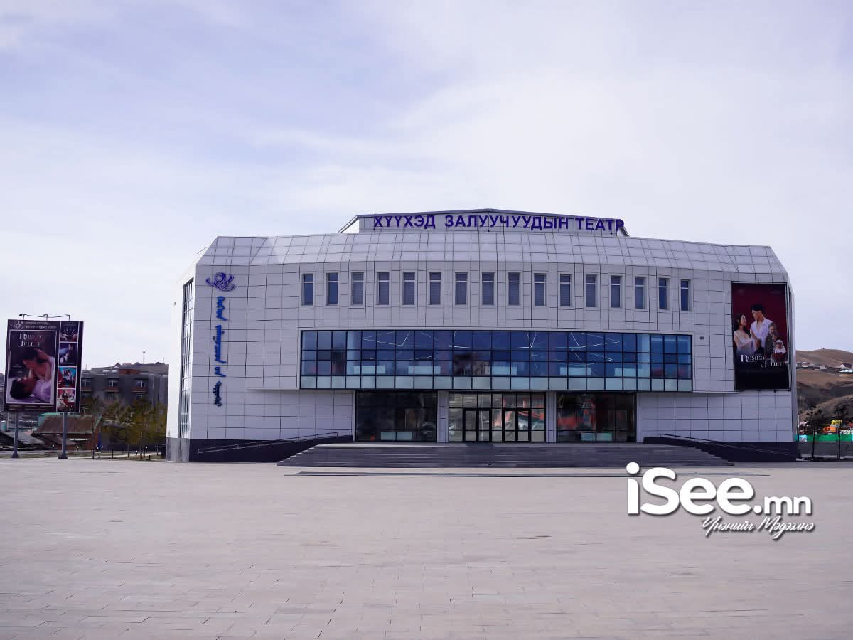 СУРВАЛЖИЛГА: Сонгинохайрхан дүүрэгт барьсан театрыг үзэгчтэй байлгахын тулд автобус хөлслөн хүүхдүүдийг тээвэрлэн авчирдаг байна