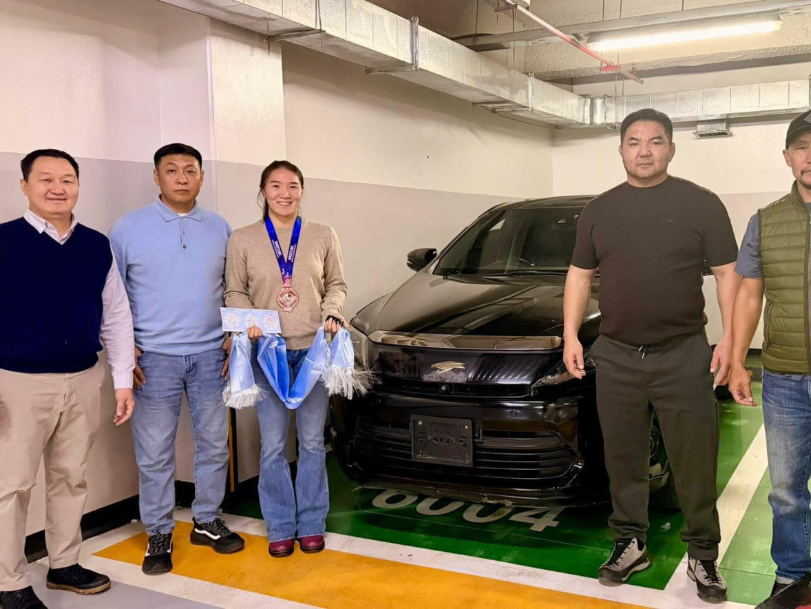 ДАШТ-нээс хүрэл медаль хүртсэн Т.Алтжинд “Toyota Harrier” автомашин бэлэглэлээ