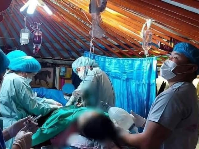 Төв аймгийн Лүн сумын ЭМТ-ийн эмч, сувилагчид биеийн байдал маш хүнд байсан эхэд гэрт нь яаралтай хагалгаа хийж, амь насыг аварчээ