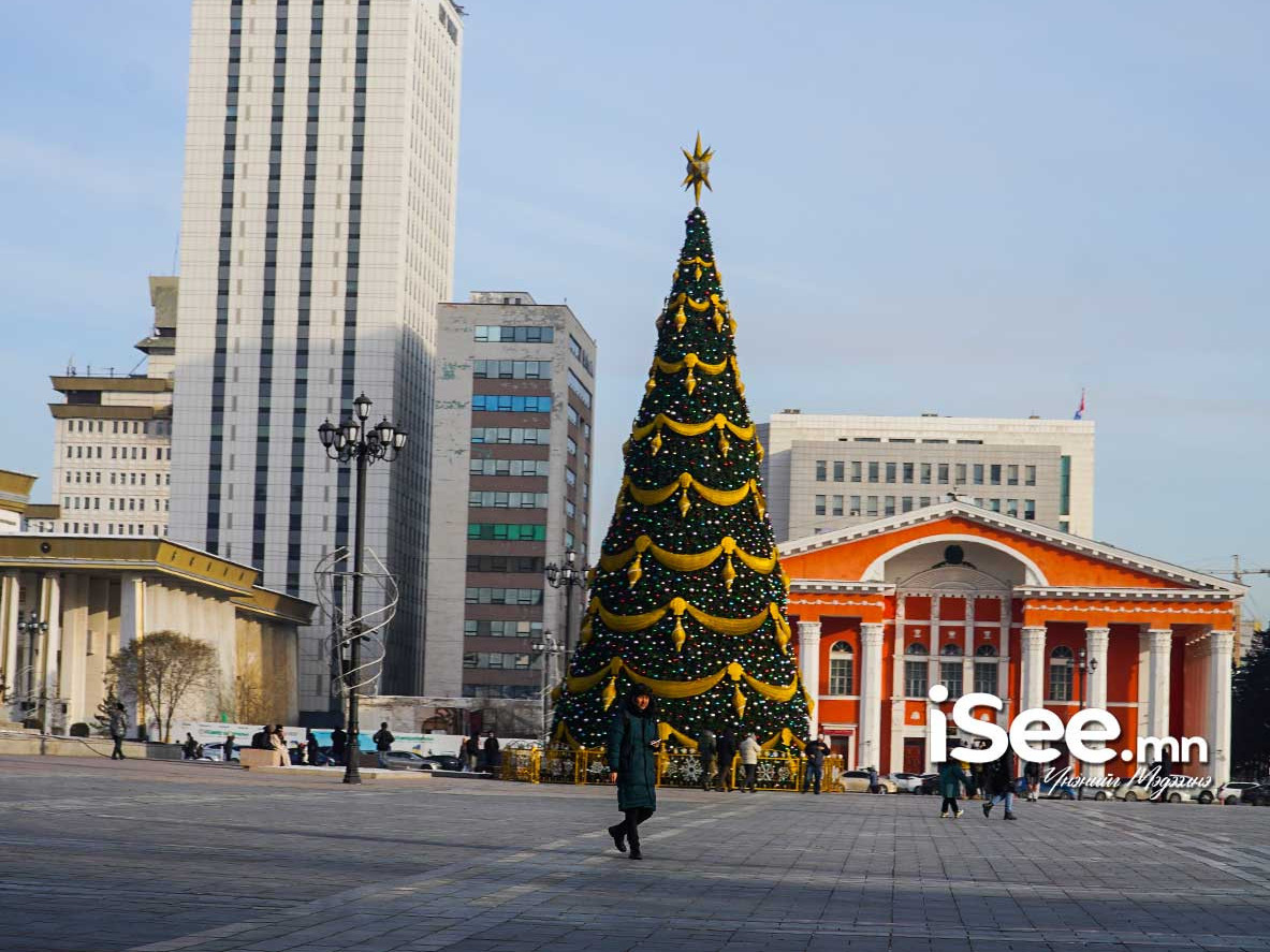 Нийслэлийн есөн дүүргийн 14 байршилд зассан сүлд модны гэрлийг өнөөдөр 19:00 цагт зэрэг асаана
