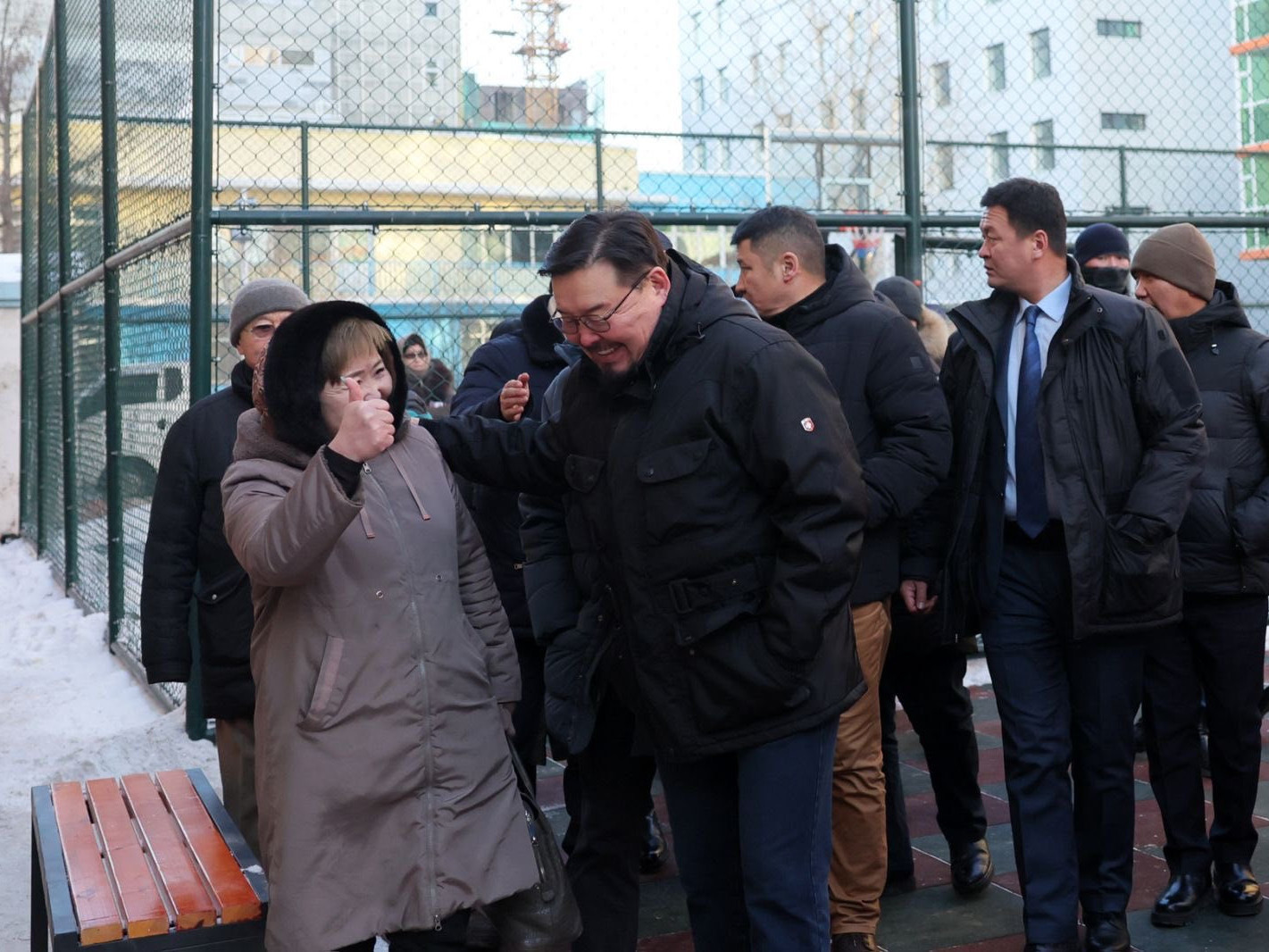 Зуун айлын нийтийн байрыг дахин төлөвлөх төслийн үр дүнд эхний айлууд орон сууцандаа орж, Ерөнхий сайд уг ажилтай танилцлаа