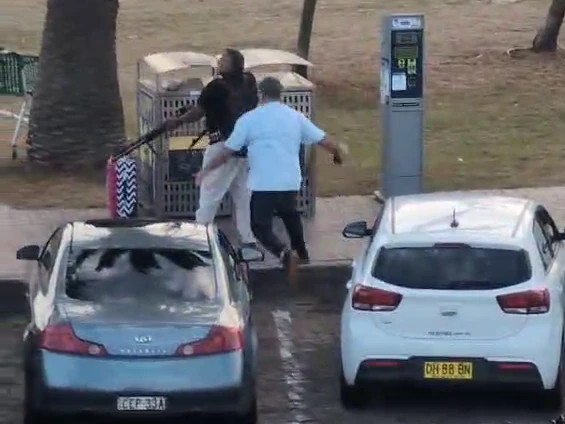 ВИДЕО: Террористын зэвсгийг булаан авсан эрийг "баатар" хэмээн өргөмжилж, 1 сая гаруй долларын хандив цугларчээ