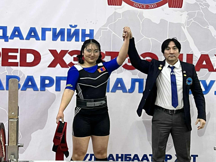 О.Оюунжаргал цээжнээс 152.5 кг-ыг шахаж, улсын дээд амжилтыг гурав дахь удаагаа шинэчлэн тогтоолоо