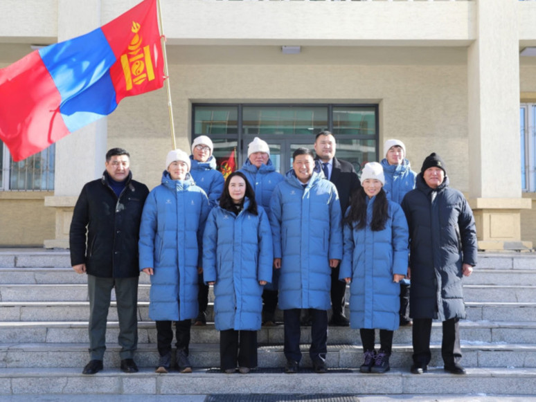 Өвлийн олимпод оролцох тамирчдаа үдэж, төрийн далбаагаа гардуулжээ