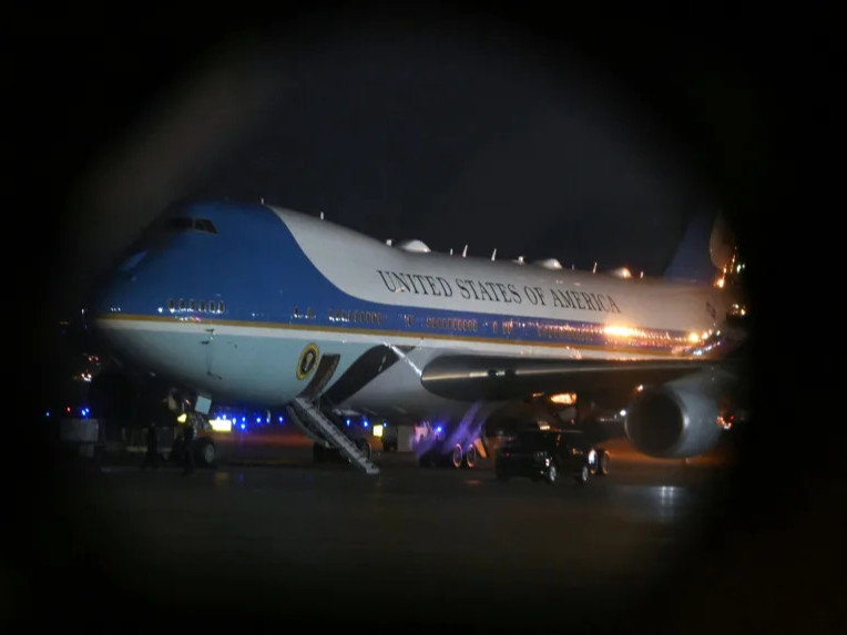 Давос хот руу нисэж явсан Д.Трампын онгоцонд цахилгааны саатал гарч, тэрээр нөөц онгоц ашиглажээ
