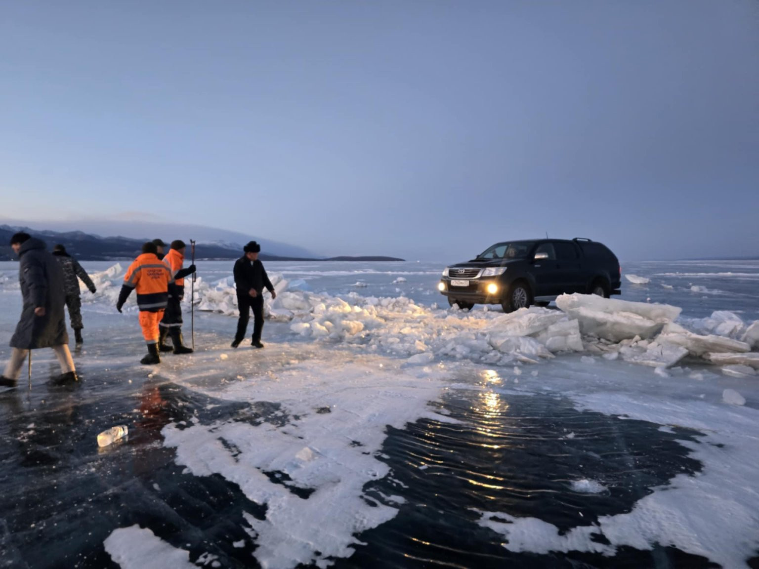 Завхан аймагт том оврын ачааны автомашинтай мөсөнд цөмөрсөн байсныг татан гаргажээ