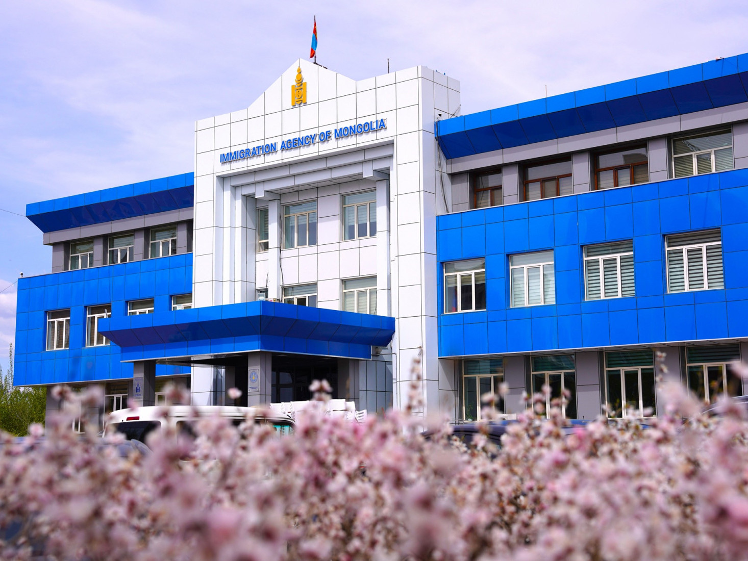 СЭРЭМЖЛҮҮЛЭГ: Иргэн Э.Шинэбаяр өөрийгөө төрийн байгууллагад ажиллаж байсан гэж танилцуулж, гадаадаас ажиллах хүч зуучилна хэмээн иргэн, аж ахуйн нэгжүүдийг залилжээ