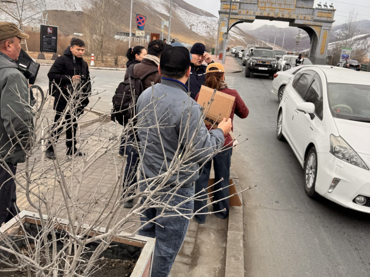 Туул голыг сүйтгэхийг эсэргүүцсэн иргэд Маршалын гүүрэн дээр жагсаж байна 
