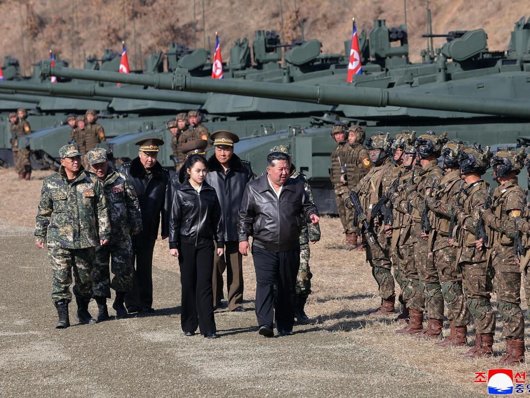 Ким Жон Ун шинэ эсминецээ цөмийн хариу цохилтын зэвсэглэлд ашиглана гэв 