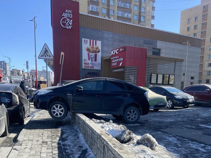 Согтуугаар хашлага давж, автомашин мөргөсөн жолоочийг 400 мянгаар торгож, жолоодох эрхийг нэг жилээр хаслаа