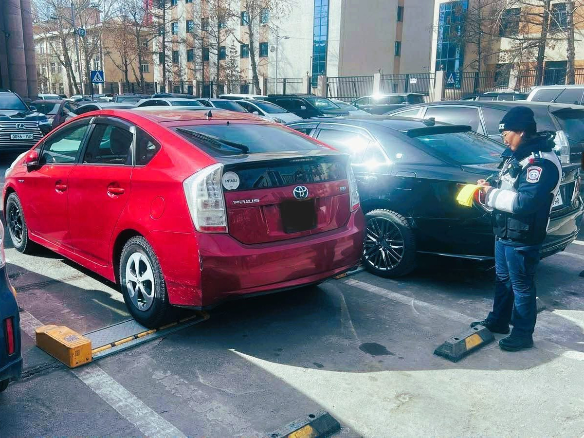 Төлбөртэй зогсоолыг зориулалтын бусаар ашигласан жолооч нарын автомашинд торгуулийн хуудас нааж эхэлжээ