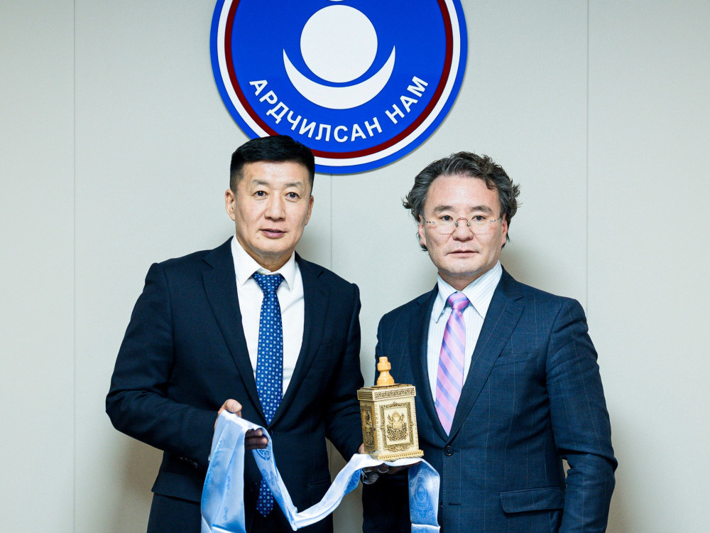 Ардчилсан Намын ЕНБД-ыг түр орлон гүйцэтгэгчээр томилогдсон С.Баярцогт намын тамгаа хүлээн авлаа