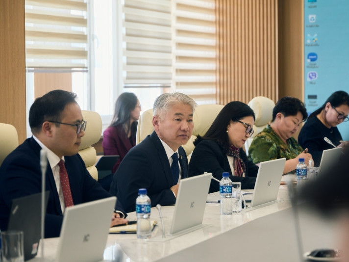Эдийн засгийн томоохон төслүүдийн хэрэгжилтийг эрчимжүүлж, хуулийн төслүүдийг яаралтай өргөн мэдүүлэх үүрэг өгөв