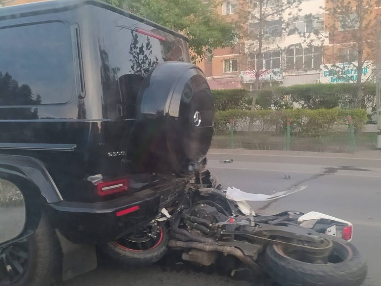 10 дугаар хороололд мотоцикл автомашины араас мөргөсөн осол гарч, жолооч нь гэмтэн эмнэлэгт хүргэгджээ