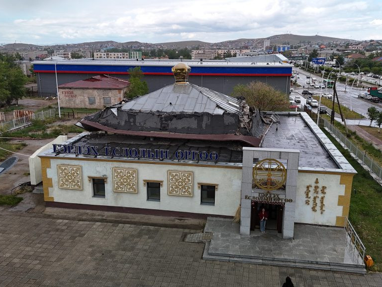 Дархан-Уул аймгийн Гэрлэх ёслолын ордны дээвэрт ихээхэн хэмжээний нуралт үүсжээ