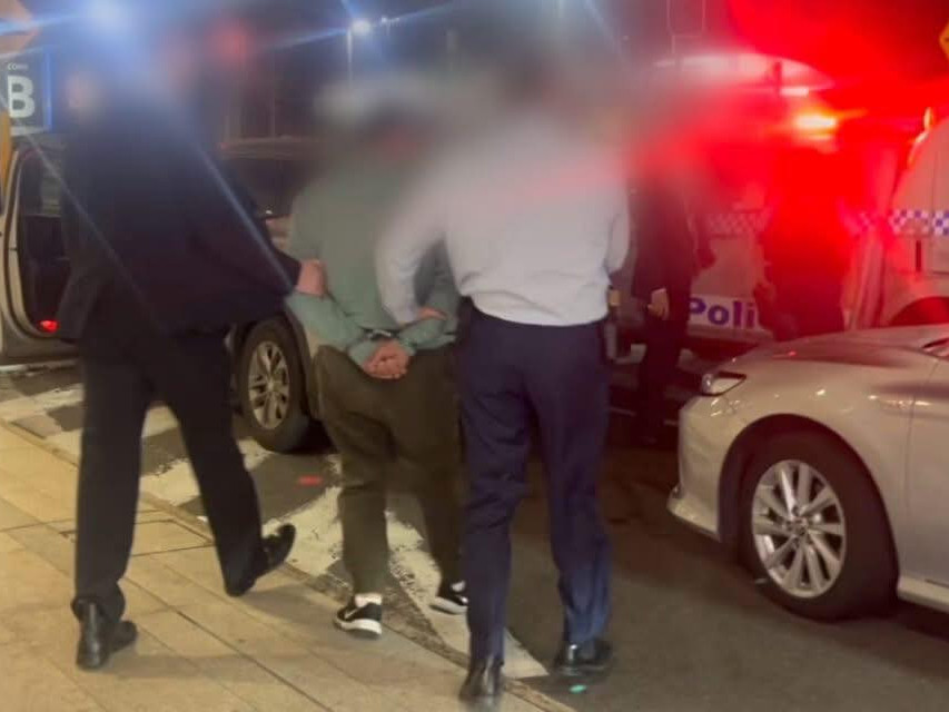 ВИДЕО: Австралид таксинд явдаг монгол жолооч "17 настай зорчигч охинд бэлгийн дарамт үзүүлсэн" хэргээр баривчилжээ