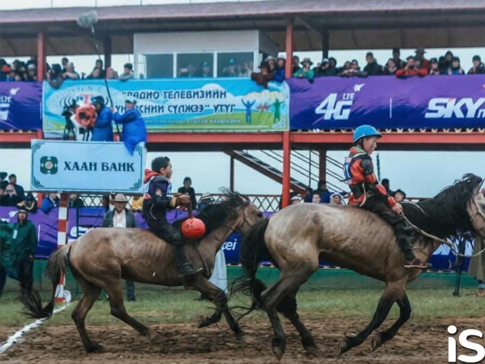Хурдан соёолонгийн уралдаанд Өмнөговь аймгийн Цогтцэций сумын уяач Ч.Батжаргалын хонгор халзан үрээ түрүүллээ