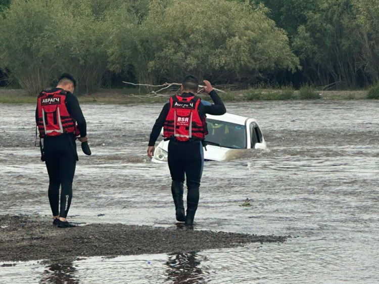 Туул голын салаанд боогдсон 17 иргэний аюулгүй байдлыг хангажээ