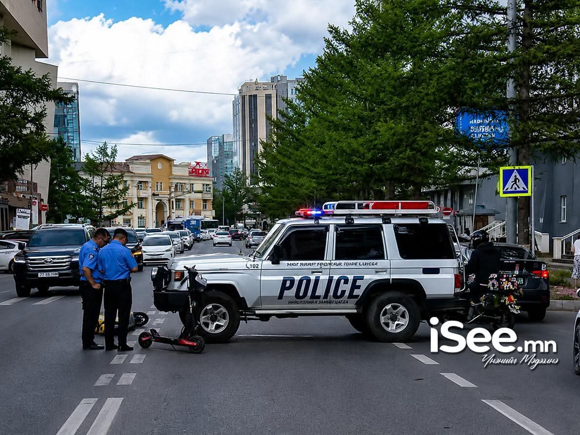 ВИДЕО: Цагдаагийн автомашинтай хөдөлгөөнд оролцох үедээ мопедтой иргэнийг мөргөжээ