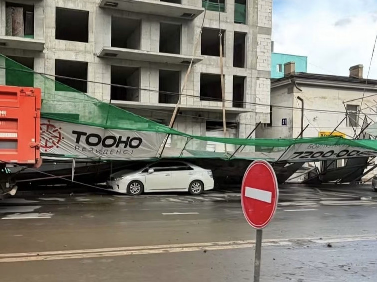 Хүнсний дөрөвдүгээр дэлгүүрийн хойд талд баригдаж байгаа барилгын хашаа нурж хоёр автомашин дарагджээ