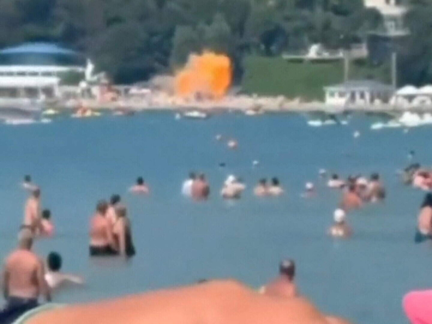 ВИДЕО: Украины дрон хөл хөдөлгөөн ихтэй далайн эрэг рүү дайрч долоон хүн амиа алдаж, 40 хүн шархадсан гэж Оросын тал мэдэгджээ