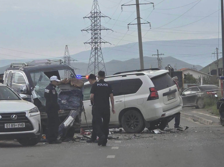 "Prado", "Bongo" маркийн автомашинууд мөргөлдөж, зам тээврийн ноцтой осол гарчээ