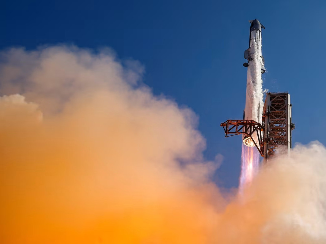 SpaceX компани түүхэн дэх хамгийн том пуужин хөөргөсөн ч удалгүй дэлбэрчээ