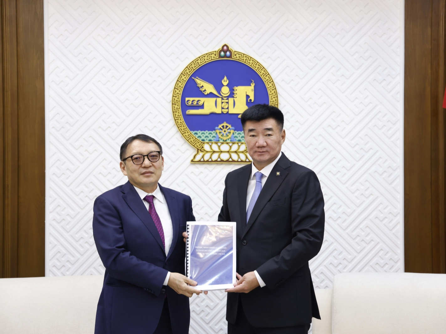 Төрөөс мөнгөний бодлогын талаар 2027 онд баримтлах Үндсэн чиглэлийн төслийг УИХ-д өргөн барилаа