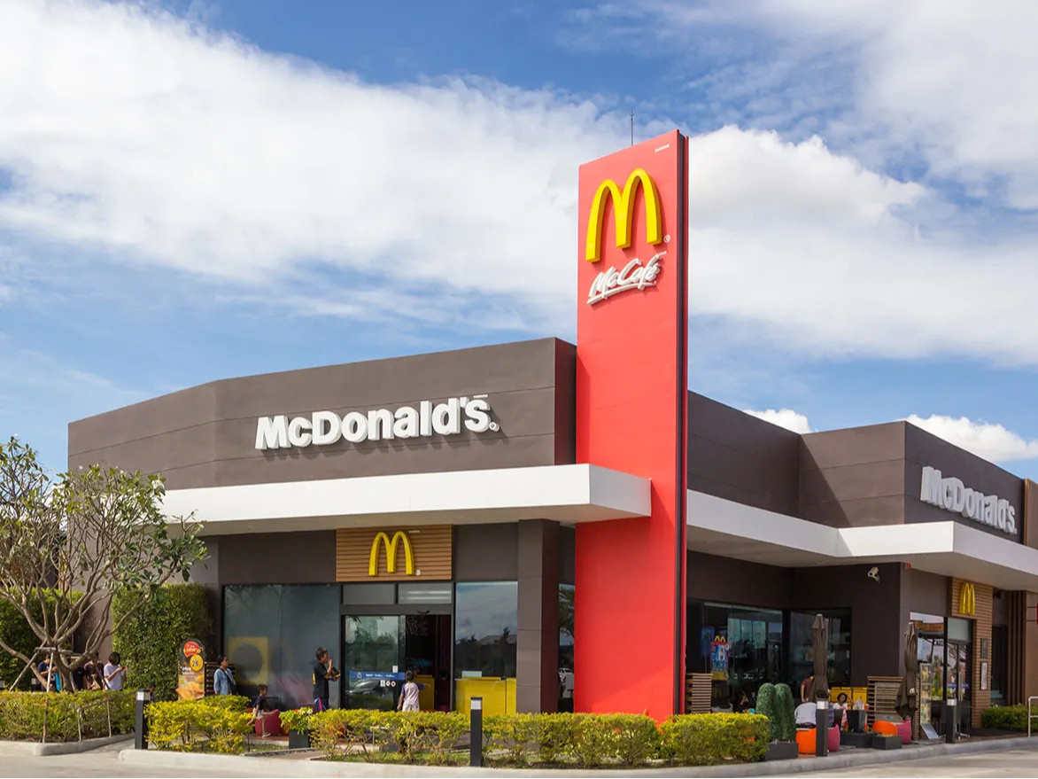 “McDonalds” компанийг хиймэл оюун ухаан ашиглан хоолны цэсийнхээ үнийг хууль бусаар нэмдэг хэмээн шүүхэд өгчээ