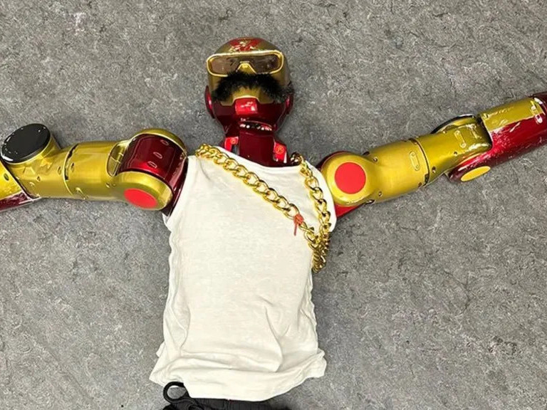 Германд өсвөр насны охинд робот ашиглаж бэлгийн дарамт үзүүлсэн байж болзошгүй хэргийг шалгаж байна