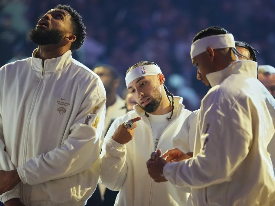 "NBA" өнгөрсөн улирлын аварга “New York Knicks” баг аваргын бөгжөө гардан авсан ч эхний тоглолтдоо “Philadelphia 76ers” хожигдлоо 