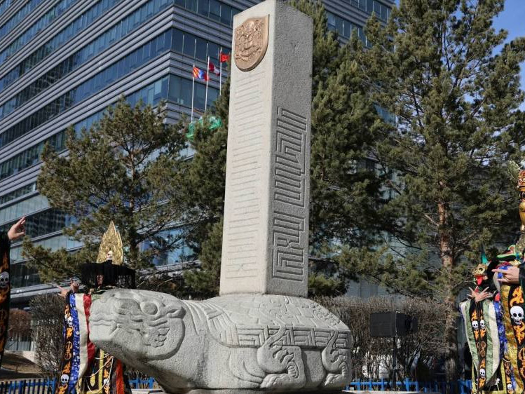 Нийслэлийн 387 жилийн ойгоор Их хүрээний нүүдлийг мөнхжүүлсэн Гэрэлт хөшөөнд хүндэтгэл үзүүлэв