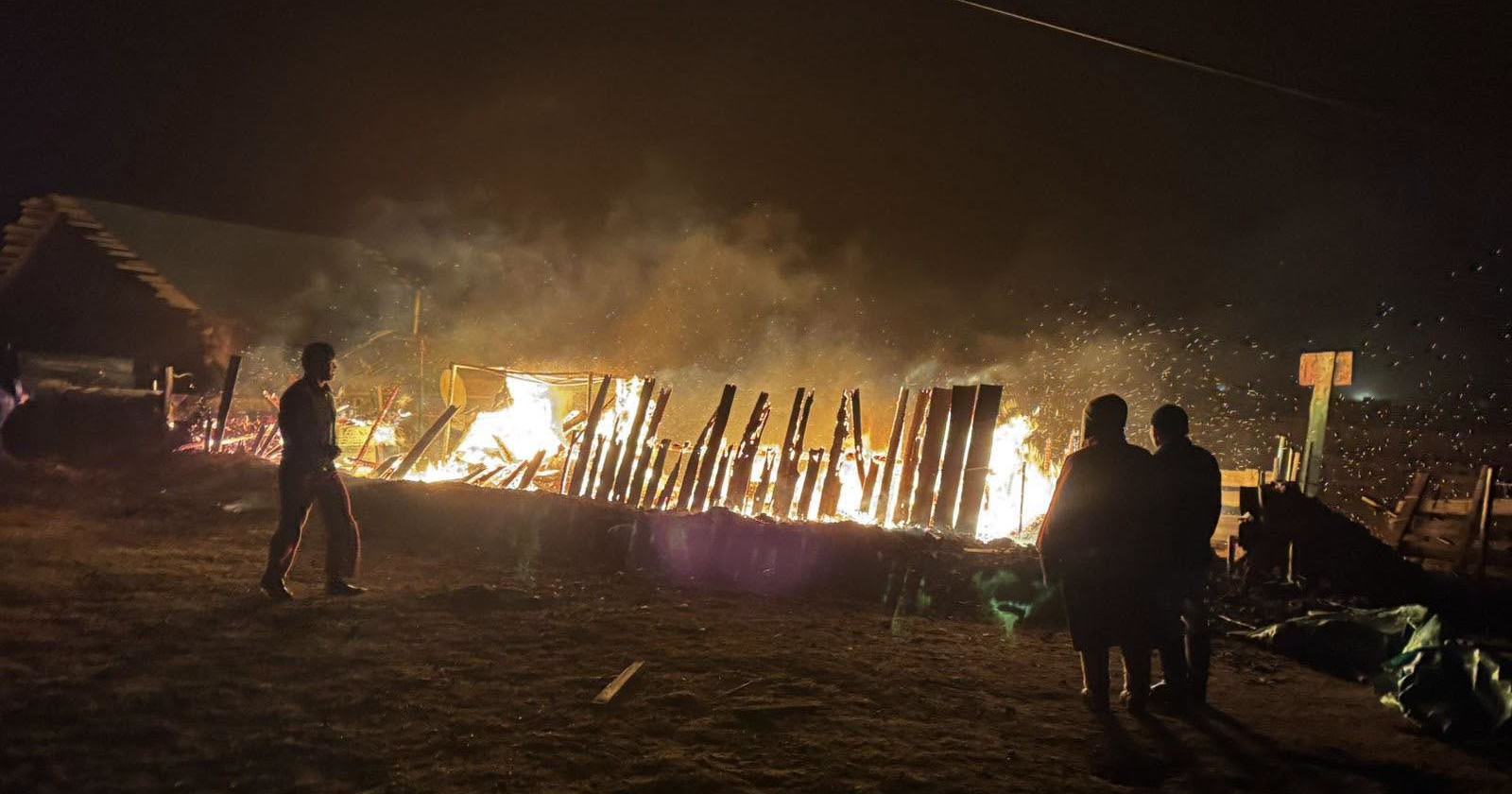 Шатаж байсан гэрээс хоёр иргэнийг гаргаж, амь насыг нь аварчээ